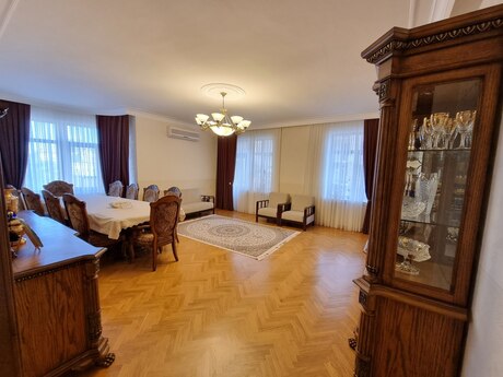 4 otaqlı yeni tikili - Nəsimi r. - 171 m²