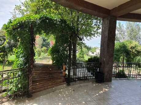 10 otaqlı həyət evi/bağ evi - Novxanı q. - 700 m²