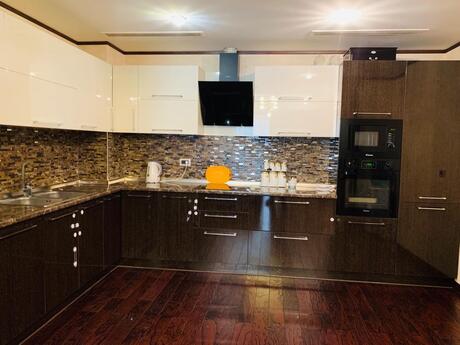 3-room new-build apartment for rent in Port Baku Residence, 160 m², 4 000 AZN/mo, photo 2 / 12