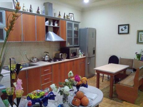 8 otaqlı həyət evi/bağ evi - Azadlıq Prospekti m. - 600 m²