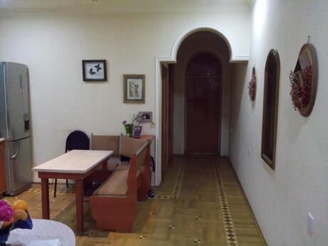 8 otaqlı həyət evi/bağ evi - Azadlıq Prospekti m. - 600 m²