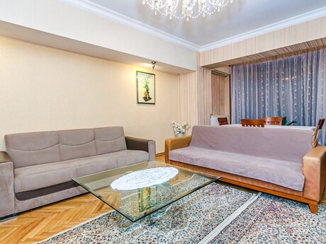 3-комн. вторичка - м. Сахил - 135 м²