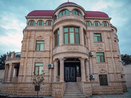 6 otaqlı həyət evi/bağ evi - Novxanı q. - 470 m²