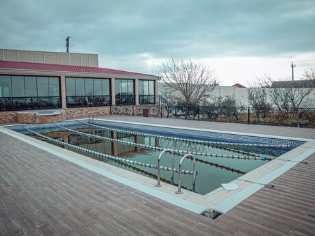 6 otaqlı həyət evi/bağ evi - Novxanı q. - 470 m²