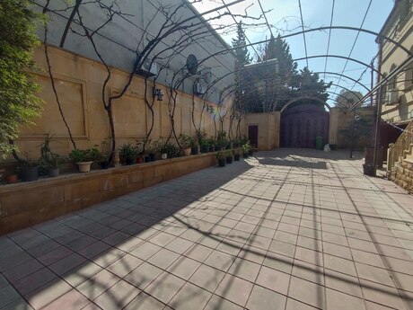 6 otaqlı həyət evi/bağ evi - Novxanı q. - 450 m²