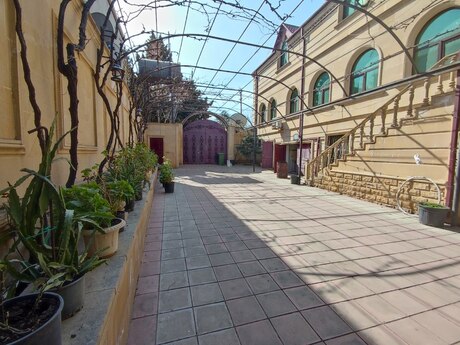 6 otaqlı həyət evi/bağ evi - Novxanı q. - 450 m²