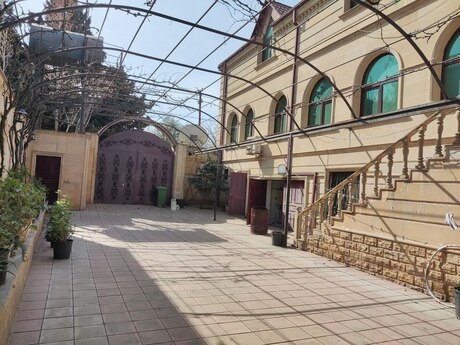 6 otaqlı həyət evi/bağ evi - Novxanı q. - 450 m²