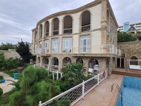 6 otaqlı həyət evi/bağ evi - Buzovna q. - 350 m²