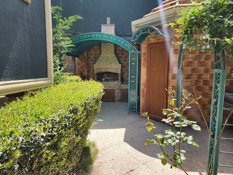 4 otaqlı həyət evi/bağ evi - Novxanı q. - 270 m²