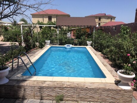 7 otaqlı həyət evi/bağ evi - Novxanı q. - 240 m²