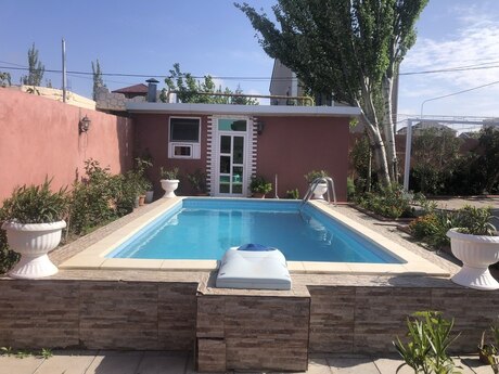 7 otaqlı həyət evi/bağ evi - Novxanı q. - 240 m²