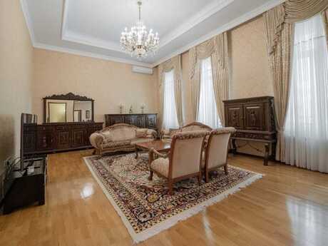11 otaqlı həyət evi/bağ evi - İçəri Şəhər m. - 398 m²