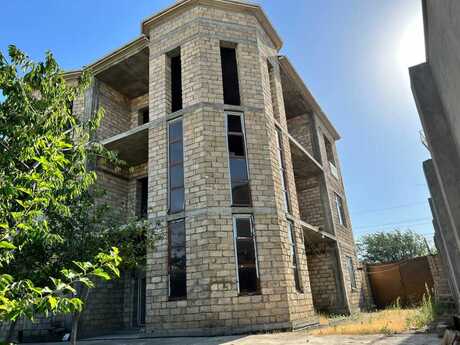 9 otaqlı həyət evi/bağ evi - Novxanı q. - 672 m²