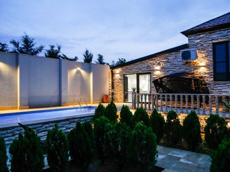 4 otaqlı həyət evi/bağ evi - Novxanı q. - 200 m²