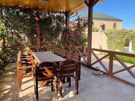 5 otaqlı həyət evi/bağ evi - Novxanı q. - 300 m²
