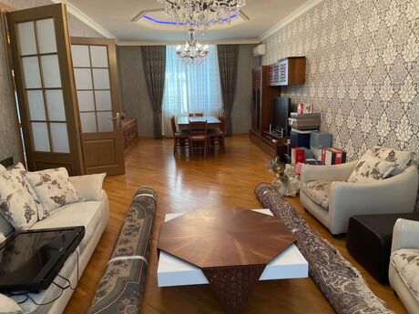 5 otaqlı həyət evi/bağ evi - Novxanı q. - 300 m²