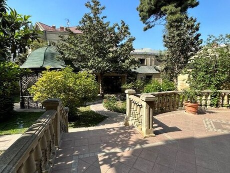 9 otaqlı həyət evi/bağ evi - Nərimanov r. - 1000 m²