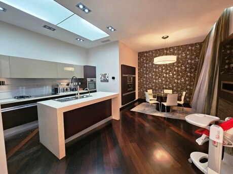 10 otaqlı həyət evi/bağ evi - Azadlıq Prospekti m. - 1500 m²