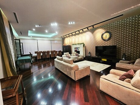 10 otaqlı həyət evi/bağ evi - Azadlıq Prospekti m. - 1500 m²