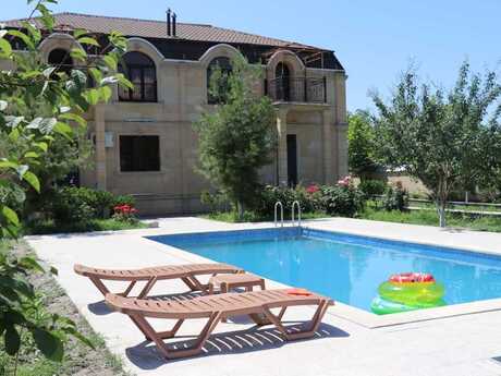 8 otaqlı həyət evi/bağ evi - Qəbələ - 267 m²