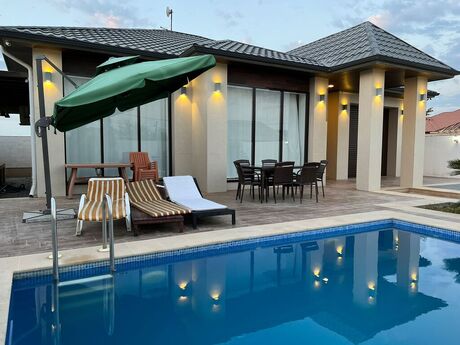 5 otaqlı həyət evi/bağ evi - Mərdəkan q. - 240 m²