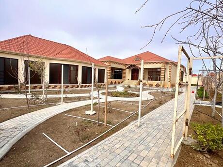 4 otaqlı həyət evi/bağ evi - Şüvəlan q. - 200 m²