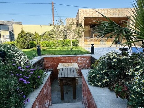 4 otaqlı həyət evi/bağ evi - Şüvəlan q. - 190 m²