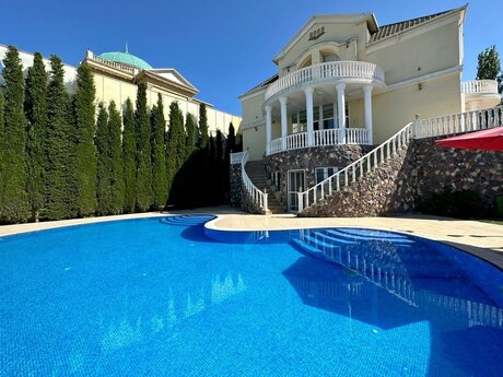 7 otaqlı həyət evi/bağ evi - Novxanı q. - 400 m²