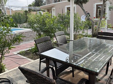 7 otaqlı həyət evi/bağ evi - Novxanı q. - 240 m²