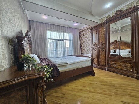 3-комн. новостройка - м. 28 мая - 90 м²