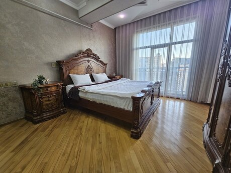 3-комн. новостройка - м. 28 мая - 90 м²