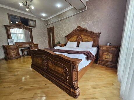 3-комн. новостройка - м. 28 мая - 90 м²