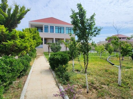 6 otaqlı həyət evi/bağ evi - Novxanı q. - 320 m²