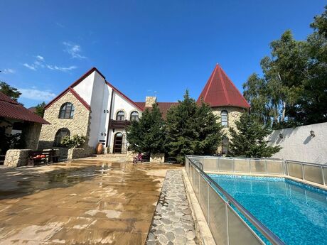6 otaqlı həyət evi/bağ evi - Mərdəkan q. - 320 m²
