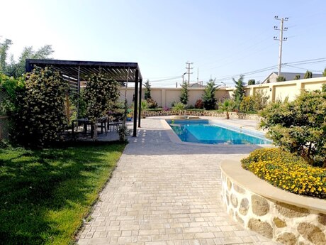 8 otaqlı həyət evi/bağ evi - Şüvəlan q. - 440 m²