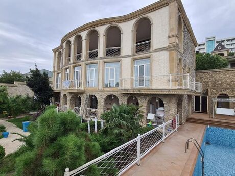6 otaqlı həyət evi/bağ evi - Buzovna q. - 400 m²