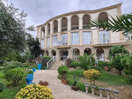 6 otaqlı həyət evi/bağ evi - Buzovna q. - 400 m²