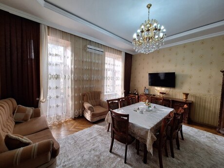 6 otaqlı mənzil, 200 m², 28 May: 650 000 ₼ 2