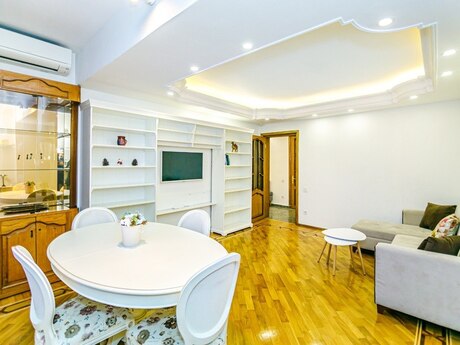 4-room apartment for rent, 165 m², 28 May: 100 ₼/mo 5