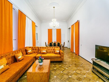 Elan №4389219 - Bakı, Sahil m., 5 otaqlı, 260 m², 2/5 mərtəbə