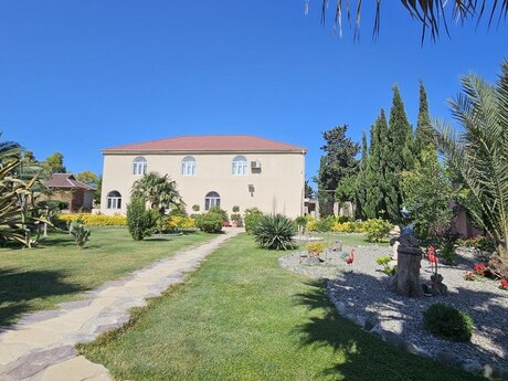 6 otaqlı həyət evi/bağ evi - Mərdəkan q. - 400 m²