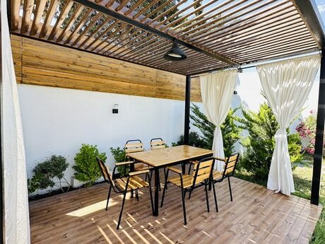 4 otaqlı həyət evi/bağ evi - Şüvəlan q. - 240 m²