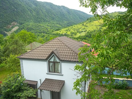 6 otaqlı həyət evi/bağ evi - Quba - 240 m²