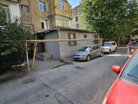 3 otaqlı köhnə tikili - İnşaatçılar m. - 93 m²