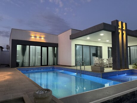 4 otaqlı həyət evi/bağ evi - Şüvəlan q. - 200 m²