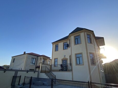 5 otaqlı həyət evi/bağ evi - Novxanı q. - 215 m²