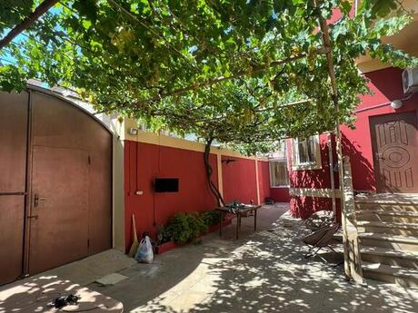 6 otaqlı həyət evi/bağ evi - Neftçilər m. - 330 m²