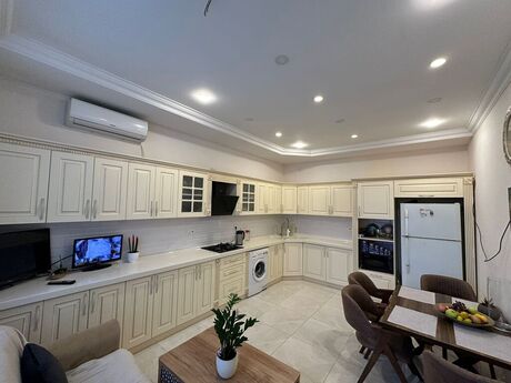 6 otaqlı həyət evi/bağ evi - Binə q. - 735 m²