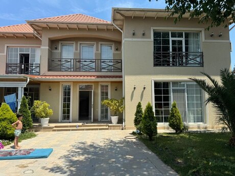 4 otaqlı həyət evi/bağ evi - Mərdəkan q. - 300 m²