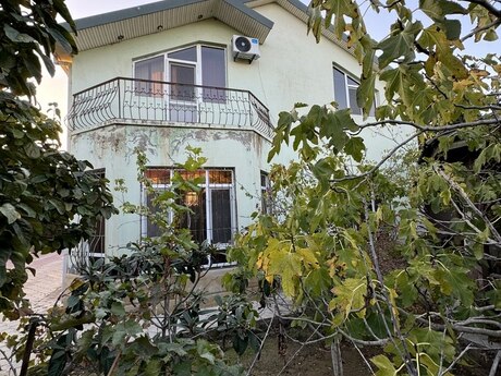 6 otaqlı həyət evi/bağ evi - Mərdəkan q. - 240 m²